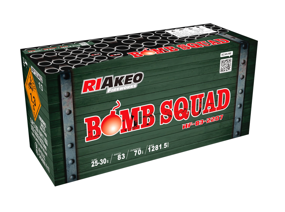 Ein grüner rechteckiger Kasten mit der Aufschrift "Riakeo Bomb Squad" von RIAkeo, mit Sicherheitssymbolen, Markenlogo und 83 Schuss Verbundfeuerwerk-Abschusslöchern auf der Oberseite.